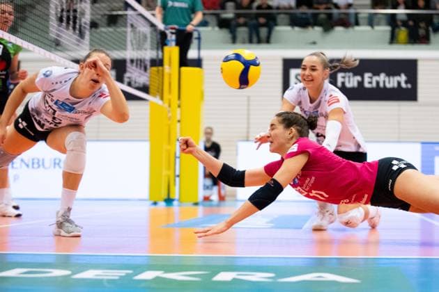 2 Bundesliga Women Pro Schwarz Weiss Erfurt vs Skurios Volleys Borken Erfurt 02 12 2023 Isabella Noble 5 Schwarz Weiss Erfurt left , Mia Anna Stauß 11 Schwarz Weiss Erfurt center and Silvie Pavlová 4 Schwarz Weiss Erfurt behind 2 Bundesliga Women Pro Schwarz Weiss Erfurt vs Skurios Volleys Borken Riethsporthalle Erfurt 02 12 2023 Copyright: xBEAUTIFULxSPORTS Duehringx