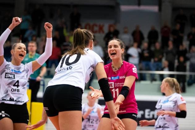 2 Bundesliga Women Pro Schwarz Weiss Erfurt vs Skurios Volleys Borken Erfurt 02 12 2023 from left Silvie Pavlová 4 Schwarz Weiss Erfurt , Pia Mohr 10 Schwarz Weiss Erfurt and Mia Anna Stauß 11 Schwarz Weiss Erfurt 2 Bundesliga Women Pro Schwarz Weiss Erfurt vs Skurios Volleys Borken Riethsporthalle Erfurt 02 12 2023 Copyright: xBEAUTIFULxSPORTS Duehringx