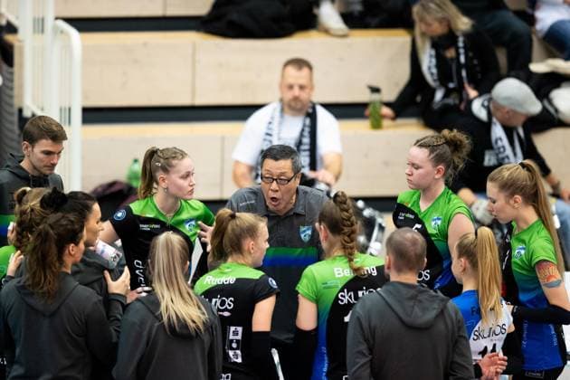 2 Bundesliga Women Pro Schwarz Weiss Erfurt vs Skurios Volleys Borken Erfurt 02 12 2023 Chang Cheng Liu Coach Skurios Volleys Borken Center with team 2 Bundesliga Women Pro Schwarz Weiss Erfurt vs Skurios Volleys Borken Riethsporthalle Erfurt 02 12 2023 Copyright: xBEAUTIFULxSPORTS Duehringx