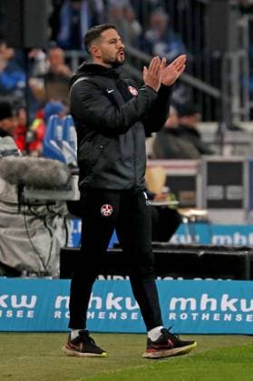 02 12 2023, xgox, Fussball 2 Bundesliga, 1 FC Magdeburg 1 FC Kaiserslautern emspor, v l Interim Coach Coach Coach Niklas Martin 1 FC Kaiserslautern gesticulates gives instructions with arms gesticulates gives instructions, gesticulate DFL DFB REGULATIONS PROHIBIT ANY USE OF PHOTOGRAPHS as IMAGE SEQUENCES and or QUASI VIDEO Magdeburg