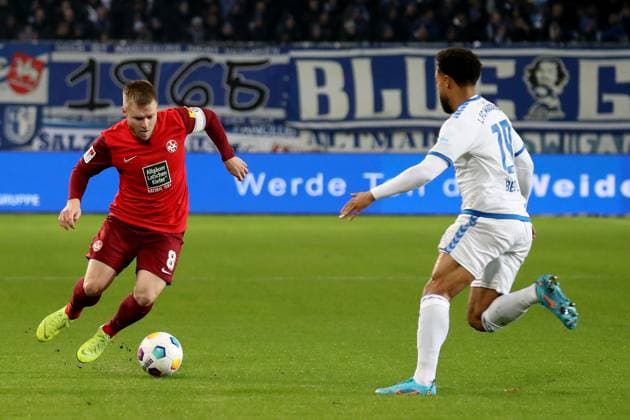 02 12 2023, xgox, Fussball 2 Bundesliga, 1 FC Magdeburg 1 FC Kaiserslautern emspor, v l Jean Zimmer 1 FC Kaiserslautern Leon Bell Bell 1 FC Magdeburg Zweikampf, Aktion, action, battle for the ball DFL DFB REGULATIONS PROHIBIT ANY USE OF PHOTOGRAPHS as IMAGE SEQUENCES and or QUASI VIDEO Magdeburg