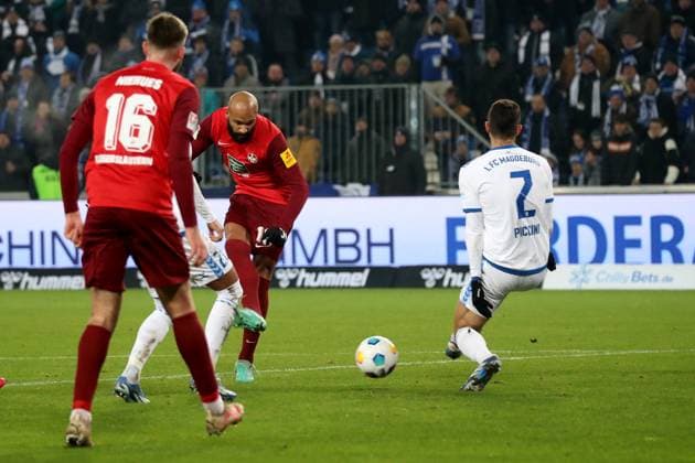 02 12 2023, xgox, Fussball 2 Bundesliga, 1 FC Magdeburg 1 FC Kaiserslautern emspor, v l Terrence Boyd 1 FC Kaiserslautern erzielt das Tor zum scores the goal 1 1 DFL DFB REGULATIONS PROHIBIT ANY USE OF PHOTOGRAPHS as IMAGE SEQUENCES and or QUASI VIDEO Magdeburg