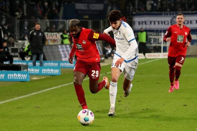 02 12 2023, xgox, Fussball 2 Bundesliga, 1 FC Magdeburg 1 FC Kaiserslautern emspor, v l Richmond Tachie 1 FC Kaiserslautern Daniel Elfadli 1 FC Magdeburg Zweikampf, Aktion, action, battle for the ball DFL DFB REGULATIONS PROHIBIT ANY USE OF PHOTOGRAPHS as IMAGE SEQUENCES and or QUASI VIDEO Magdeburg