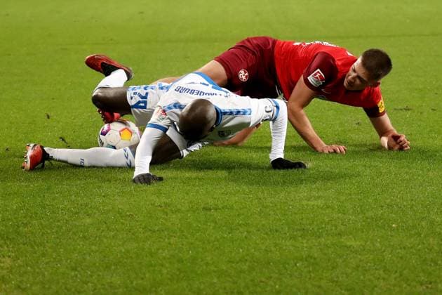02 12 2023, xgox, Fussball 2 Bundesliga, 1 FC Magdeburg 1 FC Kaiserslautern emspor, v l Amara Conde 1 FC Magdeburg Tobias Reschl 1 FC Kaiserslautern Zweikampf, Aktion, action, battle for the ball DFL DFB REGULATIONS PROHIBIT ANY USE OF PHOTOGRAPHS as IMAGE SEQUENCES and or QUASI VIDEO Magdeburg
