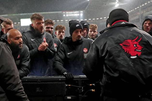02 12 2023, xgox, Fussball 2 Bundesliga, 1 FC Magdeburg 1 FC Kaiserslautern emspor, v l players of Kaiserslautern disappointed disappointed sad frustrated after the match talk to fans DFL DFB REGULATIONS PROHIBIT ANY USE OF PHOTOGRAPHS as IMAGE SEQUENCES and or QUASI VIDEO Magdeburg
