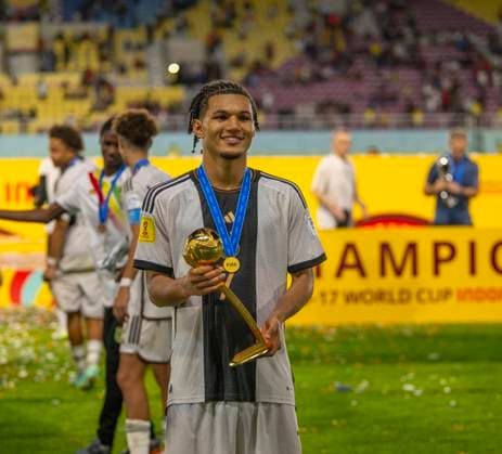 Sport Themen der Woche KW48 02.12.2023, Fussball U-17-Weltmeisterschaft 2023, Finale: Deutschland - Frankreich, im Manahan Stadium (Surakarta). Weltmeister Deutschland feiert den Titel nach dem Sieg im Elfmeterschiessen. Paris Brunner (Deutschland) mit dem WM-Pokal. *** 02 12 2023, Football U 17 World Cup 2023, Final Germany France, at Manahan Stadium Surakarta World champion Germany celebrates the title after winning the penalty shoot-out Paris Brunner Germany with the World Cup trophy