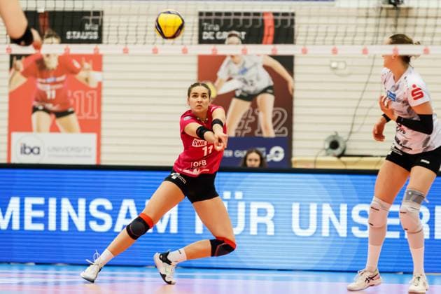 Mia Stauß Schwarz Weiss Erfurt, 11, Libera receiving the ball, 02 12 2023, Erfurt Germany , Volleyball, 2 Bundesliga Women Pro, Schwarz Weiss Erfurt Skurios Volleys Borken xprx