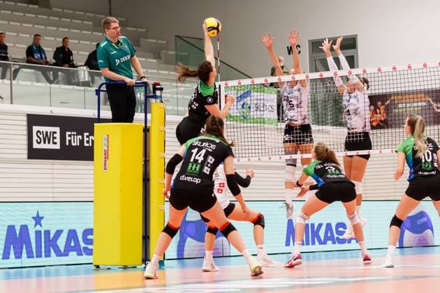 Fabienne Coenders 8borken, 12 against the block Isabella Noble Schwarz Weiss Erfurt, 5 and Silvie Pavlova Schwarz Weiss Erfurt, 4 , 02 12 2023, Erfurt Germany , Volleyball, 2 Bundesliga Women Pro, Schwarz Weiss Erfurt Skurios Volleys Borken xprx