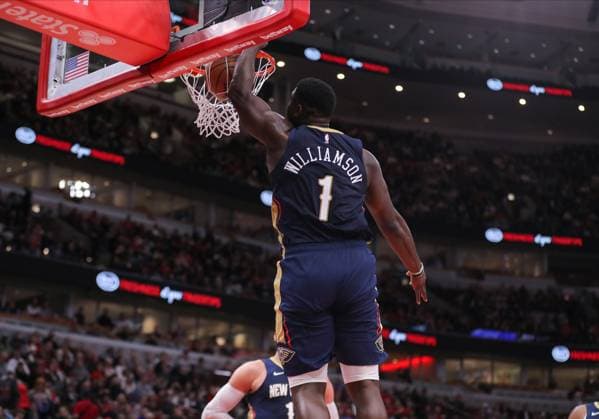 CHICAGO, IL - DECEMBER 02: Zion Williamson 1 of the New Orleans Pelicans slam dunks during the first half against the Chicago Bulls at the United Center on December 2, 2023 in Chicago, Illinois. (Photo by Melissa Tamez Icon Sportswire) NBA, Basketball Herren, USA DEC 02 Pelicans at Bulls EDITORIAL USE ONLY Icon23120116