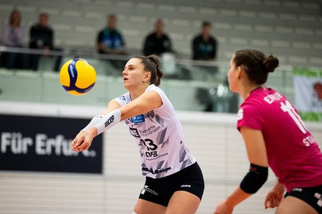 2 Bundesliga Women Pro Schwarz Weiss Erfurt vs Skurios Volleys Borken Erfurt 02 12 2023 Lara Alyssa Darowski 13 Schwarz Weiss Erfurt left and Mia Anna Stauß 11 Schwarz Weiss Erfurt 2 Bundesliga Women Pro Schwarz Weiss Erfurt vs Skurios Volleys Borken Riethsporthalle Erfurt 02 12 2023 Copyright: xBEAUTIFULxSPORTS Duehringx