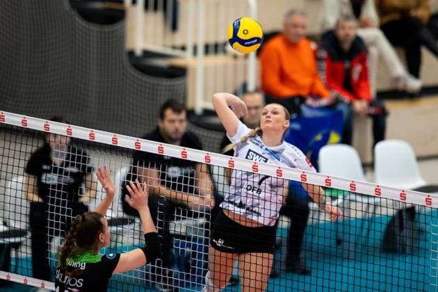 2 Bundesliga Women Pro Schwarz Weiss Erfurt vs Skurios Volleys Borken Erfurt 02 12 2023 Ashlyn Maye Blotzer 7 Schwarz Weiss Erfurt vs Carolin Beining 14 Skurios Volleys Borken 2 Bundesliga Women Pro Schwarz Weiss Erfurt vs Skurios Volleys Borken Riethsporthalle Erfurt 02 12 2023 Copyright: xBEAUTIFULxSPORTS Duehringx