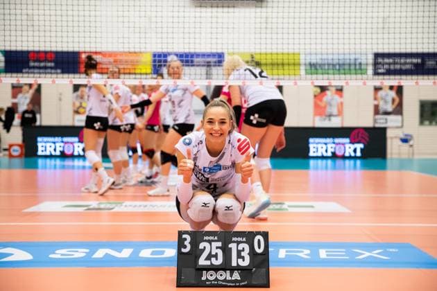 2 Bundesliga Women Pro Schwarz Weiss Erfurt vs Skurios Volleys Borken Erfurt 02 12 2023 Cheers Silvie Pavlová 4 Schwarz Weiss Erfurt 2 Bundesliga Women Pro Schwarz Weiss Erfurt vs Skurios Volleys Borken Riethsporthalle Erfurt 02 12 2023 Copyright: xBEAUTIFULxSPORTS Duehringx