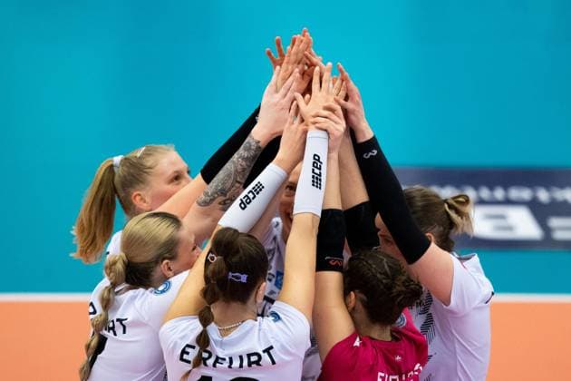 2 Bundesliga Women Pro Schwarz Weiss Erfurt vs Skurios Volleys Borken Erfurt 02 12 2023 Cheers Schwarz Weiss Erfurt 2 Bundesliga Women Pro Schwarz Weiss Erfurt vs Skurios Volleys Borken Riethsporthalle Erfurt 02 12 2023 Copyright: xBEAUTIFULxSPORTS Duehringx