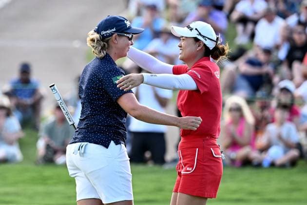 GOLF AUSTRALIAN OPEN, Ashleigh Buhai of South Africa (left) celebrates her win with Minjee Lee of Australia at the completion of Round 4 of the Women?s Australian Open 2023 at the Australian Golf Club in Sydney, Sunday, December 3, 2023. ( NO ARCHIVING, EDITORIAL USE ONLY, NO USE IN BOOKS WITHOUT CONSENT SYDNEY NEW SOUTH WALES AUSTRALIA  Copyright: xDANxHIMBRECHTSx 20231203001872999193