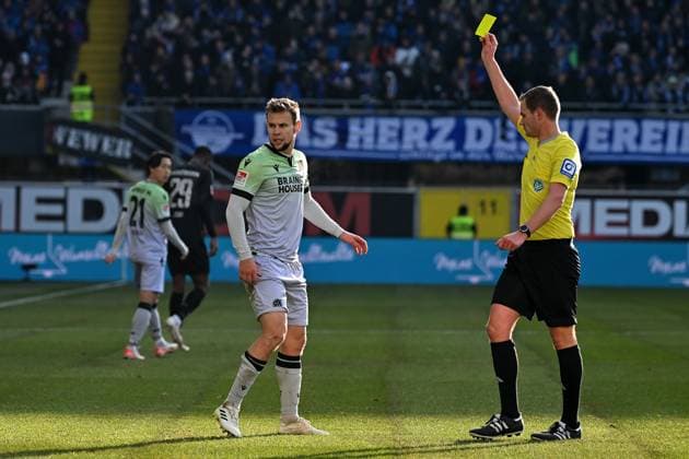 Paderborn, Home Deluxe Arena, 03 12 23, GER, Men, 2 Bundesliga, Saison 2023 2024, SC Paderborn 07 Hannover 96 Bild Referee Dr Robin BRAUN revises the yellow card and shows Louis SCHAUB Hannover the red card after VAR for rough foul play Only for editorial use DFL regulations prohibit any use of photographs as image sequences and or quasi video NRW Germany
