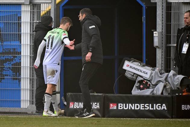 Paderborn, Home Deluxe Arena, 03 12 23, GER, Men, 2 Bundesliga, Saison 2023 2024, SC Paderborn 07 Hannover 96 Bild Referee Dr Robin BRAUN shows Louis SCHAUB Hannover the red card after VAR for rough foul play Only for editorial use DFL regulations prohibit any use of photographs as image sequences and or quasi video NRW Germany