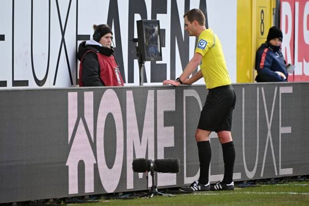Paderborn, Home Deluxe Arena, 03 12 23, GER, Men, 2 Bundesliga, Saison 2023 2024, SC Paderborn 07 Hannover 96 Bild Referee Dr Robin BRAUN shows Louis SCHAUB Hannover the red card after VAR for rough foul play Only for editorial use DFL regulations prohibit any use of photographs as image sequences and or quasi video NRW Germany