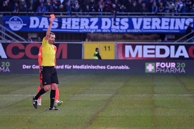 Paderborn, Home Deluxe Arena, 03 12 23, GER, Men, 2 Bundesliga, Saison 2023 2024, SC Paderborn 07 Hannover 96 Bild Referee Dr Robin BRAUN shows Louis SCHAUB Hannover the red card after VAR for rough foul play Only for editorial use DFL regulations prohibit any use of photographs as image sequences and or quasi video NRW Germany