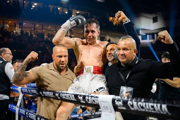 Bilder des Jahres 2023, Sport 12 Dezember Sport Themen der Woche KW48 Boxen: Halbschwergewicht, Rückkampf in der MHPArena. Felix Sturm aus Deutschland im Kampf gegen Sükrü Altay aus Deutschland Felix Sturm Jubel Freude Emotion Ludwigsburg MHP Arena Baden-Württemberg Deutschland *** Boxing light heavyweight, rematch in the MHPArena Felix Sturm from Germany in fight against Sükrü Altay from Germany Felix Sturm jubilation joy emotion Ludwigsburg MHP Arena Baden Württemberg Germany