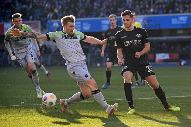 Paderborn, Home Deluxe Arena, 03 12 23, GER, Herren, 2 Bundesliga, Saison 2023 2024, SC Paderborn 07 Hannover 96 Bild v li im Zweikampf Andreas VOGLSAMMER Hannover und Marcel HOFFMEIER Paderborn Only for editorial use DFL regulations prohibit any use of photographs as image sequences and or quasi video NRW Deutschland
