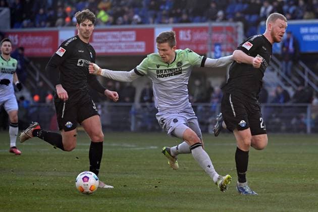 Paderborn, Home Deluxe Arena, 03 12 23, GER, Herren, 2 Bundesliga, Saison 2023 2024, SC Paderborn 07 Hannover 96 Bild v li Maximilian ROHR Paderborn , Fabian KUNZE Hannover und Kai KLEFISCH Paderborn Only for editorial use DFL regulations prohibit any use of photographs as image sequences and or quasi video NRW Deutschland