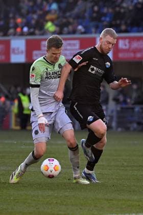 Paderborn, Home Deluxe Arena, 03 12 23, GER, Herren, 2 Bundesliga, Saison 2023 2024, SC Paderborn 07 Hannover 96 Bild v li im Zweikampf Fabian KUNZE Hannover und Kai KLEFISCH Paderborn Only for editorial use DFL regulations prohibit any use of photographs as image sequences and or quasi video NRW Deutschland