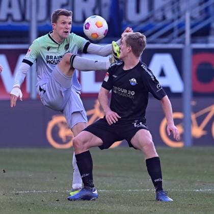 Paderborn, Home Deluxe Arena, 03 12 23, GER, Men, 2 Bundesliga, Season 2023 2024, SC Paderborn 07 Hannover 96 Picture from left in duel Fabian KUNZE Hannover and Mattes HANSEN Paderborn Only for editorial use DFL regulations prohibit any use of photographs as image sequences and or quasi video NRW Germany