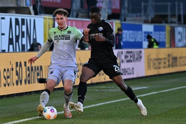 Paderborn, Home Deluxe Arena, 03 12 23, GER, Herren, 2 Bundesliga, Saison 2023 2024, SC Paderborn 07 Hannover 96 Bild v li im Zweikampf Phil NEUMANN Hannover und Ilyas ANSAH Paderborn Only for editorial use DFL regulations prohibit any use of photographs as image sequences and or quasi video NRW Deutschland