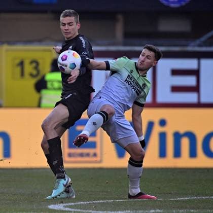 Paderborn, Home Deluxe Arena, 03 12 23, GER, Herren, 2 Bundesliga, Saison 2023 2024, SC Paderborn 07 Hannover 96 Bild v li im Zweikampf Filip BILBIJA Paderborn und Enzo LEOPOLD Hannover Only for editorial use DFL regulations prohibit any use of photographs as image sequences and or quasi video NRW Deutschland