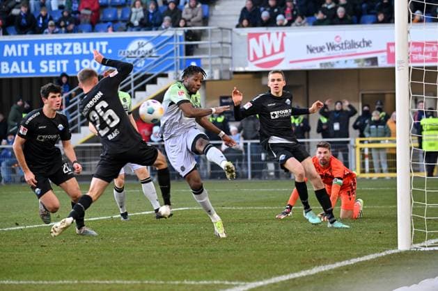Paderborn, Home Deluxe Arena, 03 12 23, GER, Herren, 2 Bundesliga, Saison 2023 2024, SC Paderborn 07 Hannover 96 Bild Torchance Paderborn Bright ARREY MBI Hannover verhindert das Gegentor Only for editorial use DFL regulations prohibit any use of photographs as image sequences and or quasi video NRW Germany