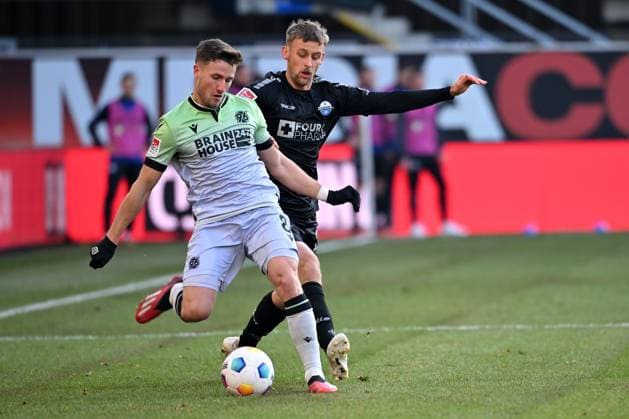 Paderborn, Home Deluxe Arena, 03 12 23, GER, Herren, 2 Bundesliga, Saison 2023 2024, SC Paderborn 07 Hannover 96 Bild v li im Zweikampf Enzo LEOPOLD Hannover und Sebastian KLAAS Paderborn Only for editorial use DFL regulations prohibit any use of photographs as image sequences and or quasi video NRW Deutschland