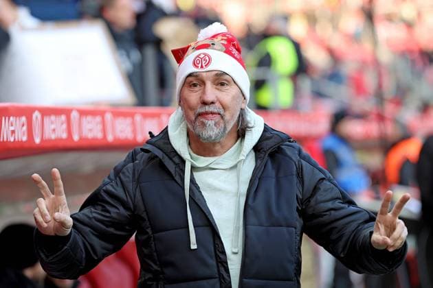 Mainz, Germany 03 December 2023 1 BL 2023 2024 FSV Mainz 05 vs SC Freiburg In the picture Martin Schmidt CEO Sport Mainz 05 with Santa Claus cap DFL regulations prohibit any use of photographs as image sequences and or quasi video Mewa Arena Rheinland Pfalz Copyright: xFotostandx xRacochax