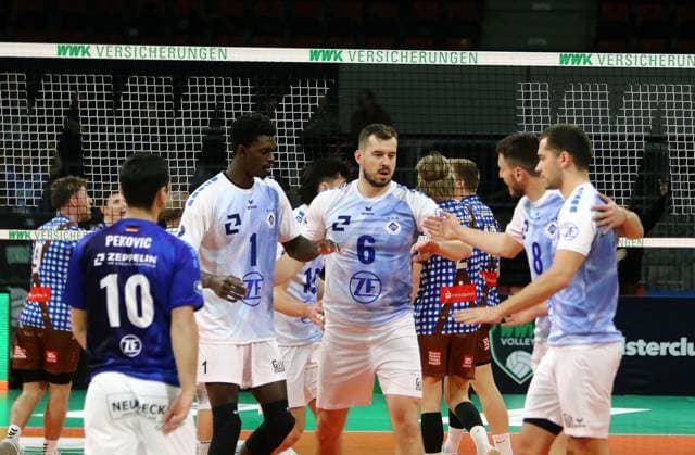 Friedrichshafner Freude über Punktgewinn He Volleyballl, Bundesliga, 2023 24, WWK Volleys Herrsching vs VfB Friedrichshafen, 03 12 23 BMW Park, Munich, Copyright: WolfgangxFehrmann