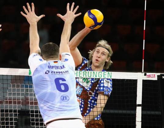 from left Michal SUPERLAK Friedrichshafen , Daniel GRUVAEUS Herrsching , He Volleyballl, Bundesliga, 2023 24, WWK Volleys Herrsching vs VfB Friedrichshafen, 03 12 23 BMW Park, Munich, Copyright: WolfgangxFehrmann