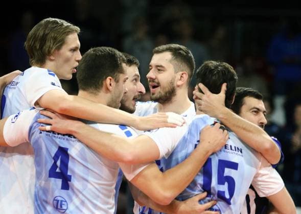 Friedrichshafens joy after winning a point, He Volleyballl, Bundesliga, 2023 24, WWK Volleys Herrsching vs VfB Friedrichshafen, 03 12 23 BMW Park, Munich, Copyright: WolfgangxFehrmann