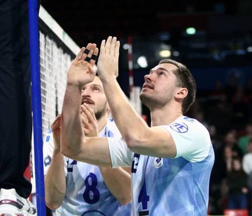 from left Aleksa BATAK Friedrichshafen , Tim PETER Friedrichshafen , at the referee He Volleyballl, Bundesliga, 2023 24, WWK Volleys Herrsching vs VfB Friedrichshafen, 03 12 23 BMW Park, Munich, Copyright: WolfgangxFehrmann