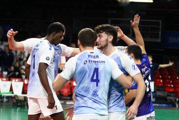 Friedrichshafens joy after winning set He Volleyballl, Bundesliga, 2023 24, WWK Volleys Herrsching vs VfB Friedrichshafen, 03 12 23 BMW Park, Munich, Copyright: WolfgangxFehrmann