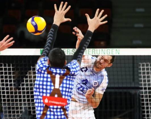 from left Ilic DORDE Herrsching SRB , Tim PETER Friedrichshafen , He Volleyballl, Bundesliga, 2023 24, WWK Volleys Herrsching vs VfB Friedrichshafen, 03 12 23 BMW Park, Munich, Copyright: WolfgangxFehrmann