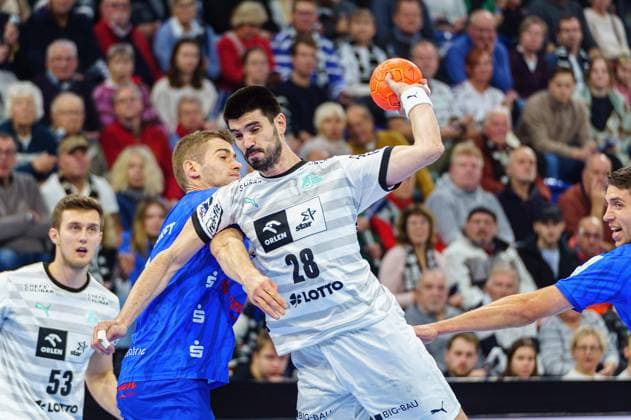 Throw Goal Eduardo Gurbindo Martinez THW Kiel, 28 GER, THW Kiel vs Bergischer HC, Handball, Bundesliga, Matchday 15, Season 2023 2024, 02 12 2023 GER, THW Kiel vs Bergischer HC, Handball, Bundesliga, Matchday 15, Season 2023 2024, 02 12 2023 Kiel Copyright: xEibnerxPressefoto MarcelxvonxFehrnx EP_MFN