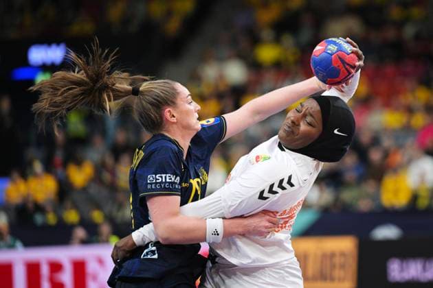 Bilder des Jahres 2023, Sport 12 Dezember Sport Themen der Woche KW48 Sport Bilder des Tages GOTHENBURG 20231203 Swedens Kristin Thorleifsdottir and Senegals Doungou Camar during sundays match in the World Handball World Cup, group A, between Senegal and Sweden in Scandinavium. GÖTEBORG Sweden x9200x *** GOTHENBURG 20231203 Swedens Kristin Thorleifsdottir and Senegals Doungou Camar during sundays match in the World Handball World Cup, group A, between Senegal and Sweden in Scandinavium GÖTEBORG Sweden x9200x  Copyright: xBjörnxLarssonxRosvall TTx HANDBALL WORLD CUP 2023 SENEGAL-SWEDEN