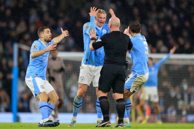 Bilder des Jahres 2023, Sport 12 Dezember Sport Themen der Woche KW48 Sport Bilder des Tages Premier League Manchester City v Tottenham Hotspur Erling Haland 9 of Manchester City appeals to referee Simon Hooper during the Premier League match Manchester City vs Tottenham Hotspur at Etihad Stadium, Manchester, United Kingdom, 3rd December 2023 (Photo by Conor Molloy News Images) Manchester Etihad Stadium Manchester United, ManU Kingdom Copyright: xConorxMolloy NewsxImagesx
