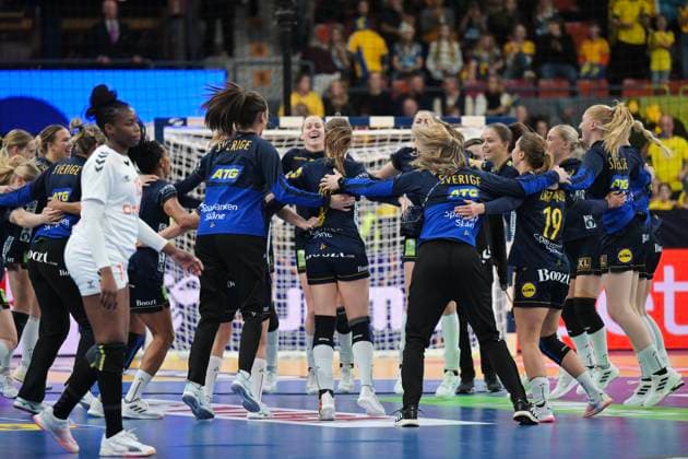 GÖTEBORG 20231203 Sweden celebrates the victory during Sundays World Handball Championship Group A match between Senegal and Sweden at Scandinavium GÖTEBORG Sweden x9200x  Copyright: xBjörnxLarssonxRosvall TTx HANDBOLLS-VM 2023 SENEGAL-SVERIGE