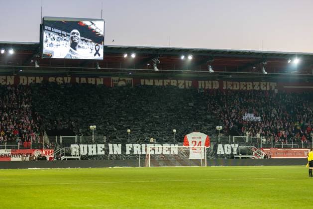 Bilder des Jahres 2023, Sport 12 Dezember Sport Themen der Woche KW48 03.12.2023, Fussball, GER, Saison, 3.Liga, 17. Spieltag, SSV Jahn Regensburg - SC Freiburg II Schweigeminute in Gedenken an den verstorbenen Jahn Spieler Agyemang Diawusie DFL REGULATIONS PROHIBIT ANY USE OF PHOTOGRAPHS AS IMAGE SEQUENCES AND OR QUASI-VIDEO. Regensburg Bayern Deutschland Jahnstadion Regensburg *** 03 12 2023, Soccer, GER, Season, 3 Liga, Matchday 17, SSV Jahn Regensburg SC Freiburg II Minute of silence in memory of the deceased Jahn player Agyemang Diawusie DFL REGULATIONS PROHIBIT ANY USE OF PHOTOGRAPHS AS IMAGE SEQUENCES AND OR QUASI VIDEO Regensburg Bavaria Germany Jahnstadion Regensburg