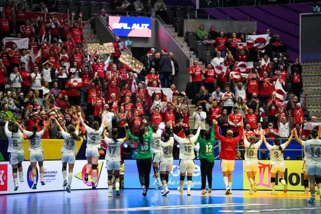 Handball-VM kvinner Norge 2023: Gronland - osterrike Stavanger 20231203. Gronland jubler foran supporterne tross tap i gruppespillkampen i VM mellom Gronland og osterrike i DNB Arena. Foto: Beate Oma Dahle NTB Stavanger Norge EDITORIAL USE ONLY. RESTRICTED USE FOR BETTING COMPANIES Ref:_SPOfpvX_Ui4ZwA.jpg  Copyright: xBeatexOmaxDahlex xNTBx