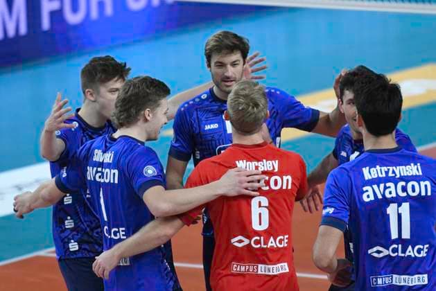 GER 1 VBL, SVG Lueneburg vs FT 1844 Freiburg, 04 12 2023, LKH Arena, Lueneburg, GER 1 VBL, SVG Lueneburg vs FT 1844 Freiburg, in the picture the Lueneburg team cheers nordphotoxGmbH xWitke nph00002