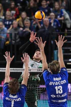 GER 1 VBL, SVG Lueneburg vs FT 1844 Freiburg, 04 12 2023, LKH Arena, Lueneburg, GER 1 VBL, SVG Lueneburg vs FT 1844 Freiburg, in the picture Matthew AugustSlivinski Lueneburg 01 and Matthew Lambert Knigge Lueneburg 13 try to assert themselves against Oliver Hein Freiburg 04 nordphotoxGmbH xWitke nph00002