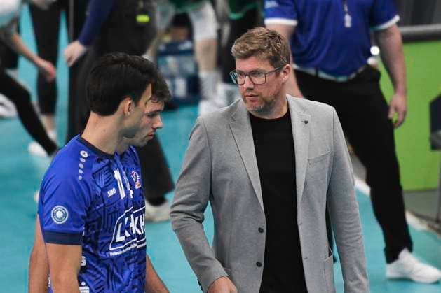 GER 1 VBL, SVG Lueneburg vs FT 1844 Freiburg, 04 12 2023, LKH Arena, Lueneburg, GER 1 VBL, SVG Lueneburg vs FT 1844 Freiburg, in the picture coach Stefan Huebner Huebner Lueneburg talks to the team nordphotoxGmbH xWitke nph00002