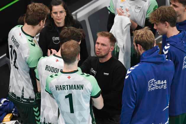 GER 1 VBL, SVG Lueneburg vs FT 1844 Freiburg, 04 12 2023, LKH Arena, Lueneburg, GER 1 VBL, SVG Lueneburg vs FT 1844 Freiburg, in the picture coach Jakob Schoenhagen Schönhagen Freiburg talks to the team nordphotoxGmbH xWitke nph00002