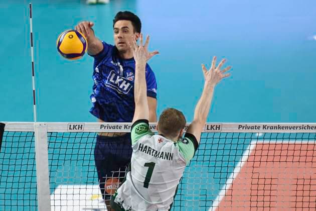 GER 1 VBL, SVG Lueneburg vs FT 1844 Freiburg, 04 12 2023, LKH Arena, Lueneburg, GER 1 VBL, SVG Lueneburg vs FT 1844 Freiburg, in the picture Xander Wolf Wassenaar Ketrzynski Lueneburg 11 tries to assert himself against Luc Hartmann Freiburg 01 nordphotoxGmbH xWitke nph00002