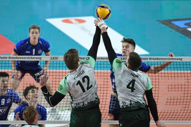 GER 1 VBL, SVG Lueneburg vs FT 1844 Freiburg, 04 12 2023, LKH Arena, Lueneburg, GER 1 VBL, SVG Lueneburg vs FT 1844 Freiburg, in the picture Theo Mohwinkel Lueneburg 08 tries to assert himself against Ian Parish Freiburg 12 and Oliver Hein Freiburg 04 nordphotoxGmbH xWitke nph00002